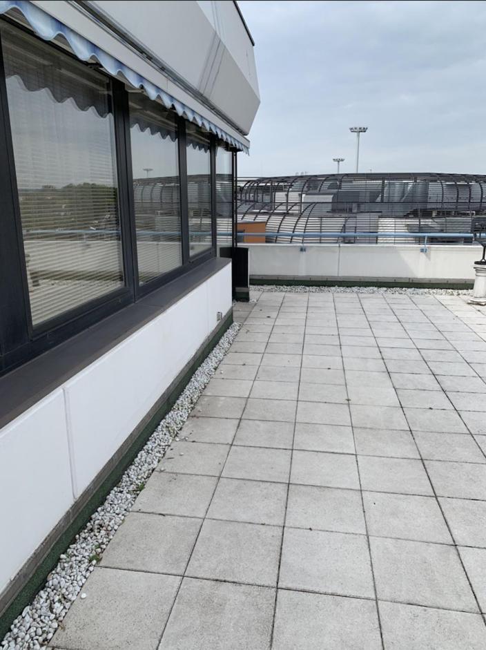 Im Herzen Von Wiesdorf- Blick Auf Das Bayer-Kreuz -Appartement Mit 2 Schlafzimmern-Fuer 3 Personen -Zentral Gelegen - Friedrich Ebert Platz 5A , 4Te Etage - Dachterrasse Und Sauna - Kaution Pflicht - ليفركوزن المظهر الخارجي الصورة