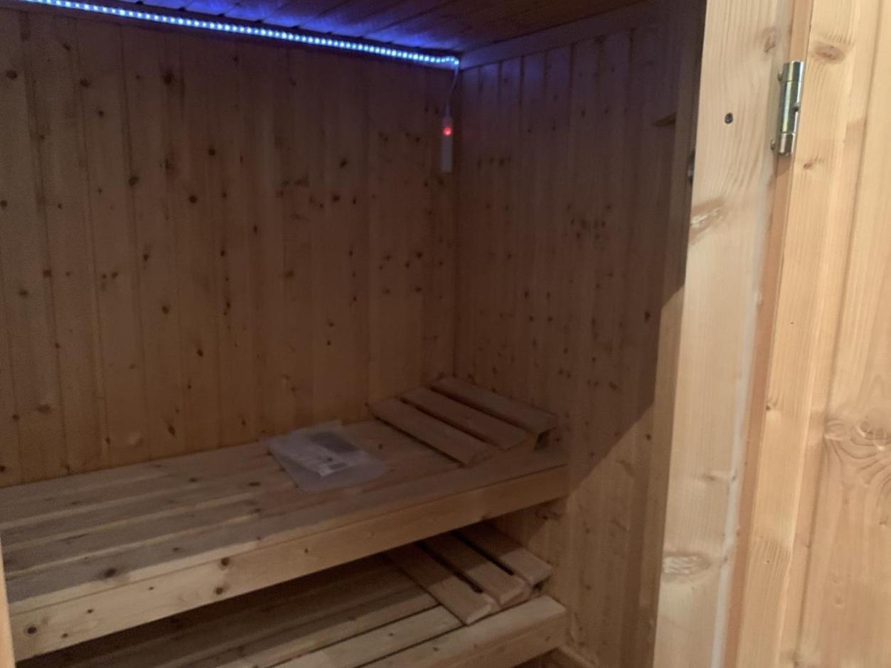 Im Herzen Von Wiesdorf- Blick Auf Das Bayer-Kreuz -Appartement Mit 2 Schlafzimmern-Fuer 3 Personen -Zentral Gelegen - Friedrich Ebert Platz 5A , 4Te Etage - Dachterrasse Und Sauna - Kaution Pflicht - ليفركوزن المظهر الخارجي الصورة