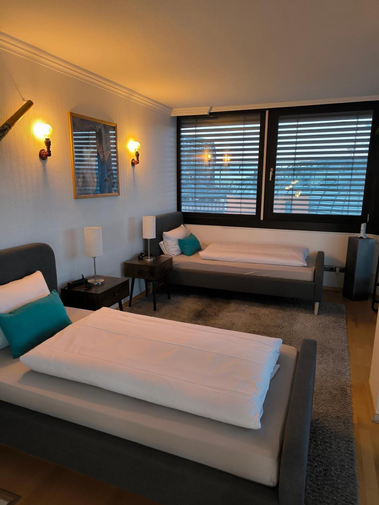 Im Herzen Von Wiesdorf- Blick Auf Das Bayer-Kreuz -Appartement Mit 2 Schlafzimmern-Fuer 3 Personen -Zentral Gelegen - Friedrich Ebert Platz 5A , 4Te Etage - Dachterrasse Und Sauna - Kaution Pflicht - ليفركوزن المظهر الخارجي الصورة