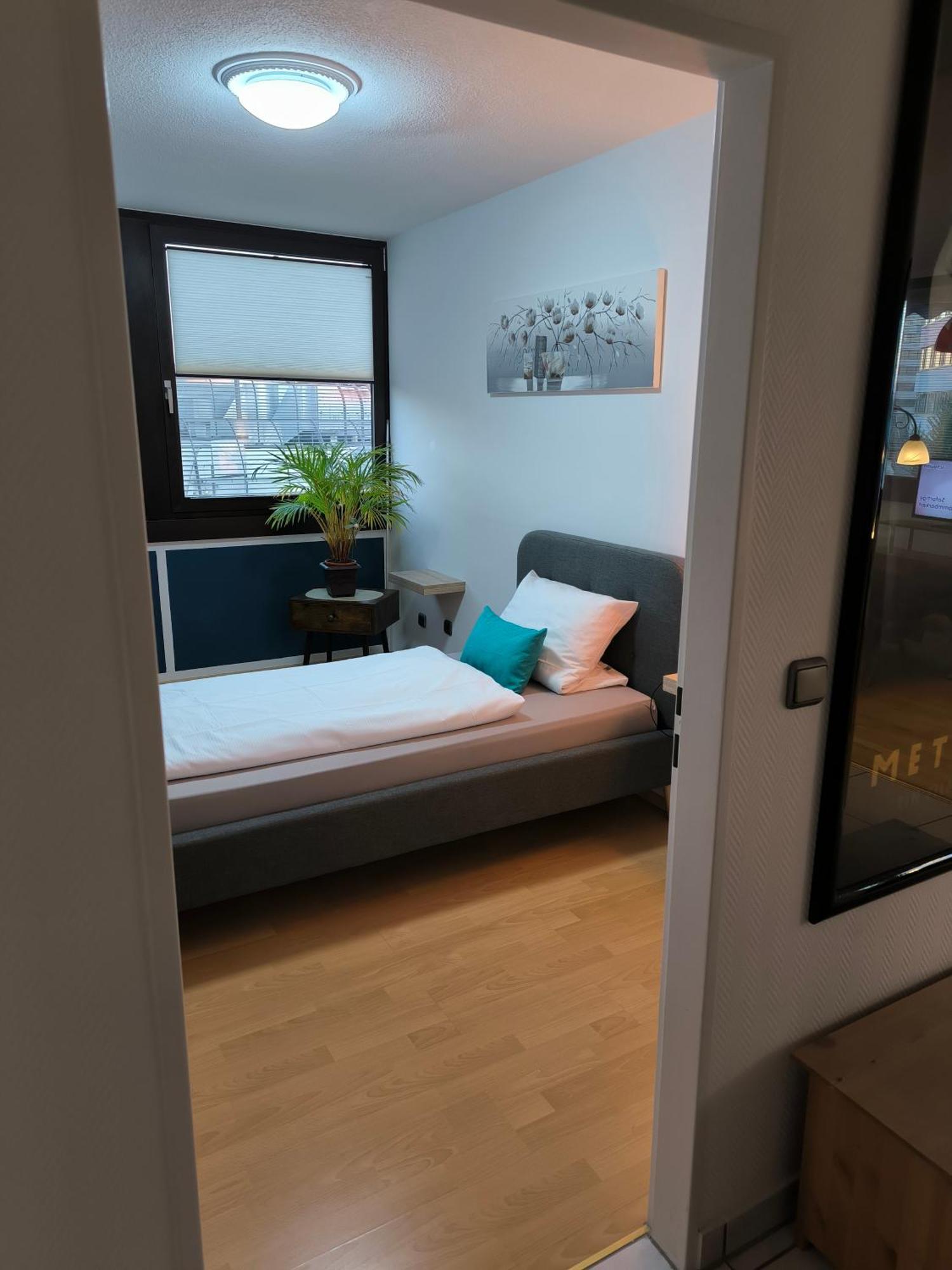 Im Herzen Von Wiesdorf- Blick Auf Das Bayer-Kreuz -Appartement Mit 2 Schlafzimmern-Fuer 3 Personen -Zentral Gelegen - Friedrich Ebert Platz 5A , 4Te Etage - Dachterrasse Und Sauna - Kaution Pflicht - ليفركوزن المظهر الخارجي الصورة