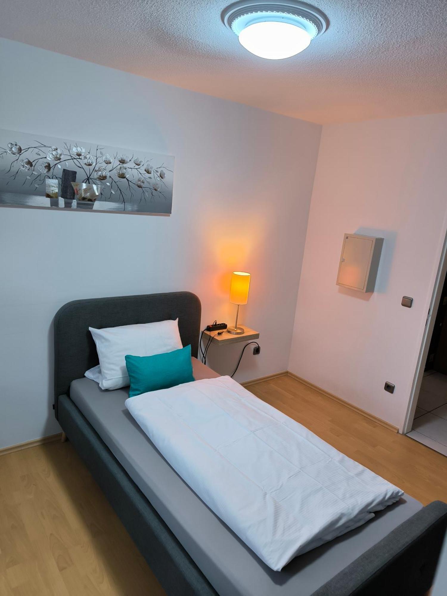 Im Herzen Von Wiesdorf- Blick Auf Das Bayer-Kreuz -Appartement Mit 2 Schlafzimmern-Fuer 3 Personen -Zentral Gelegen - Friedrich Ebert Platz 5A , 4Te Etage - Dachterrasse Und Sauna - Kaution Pflicht - ليفركوزن المظهر الخارجي الصورة