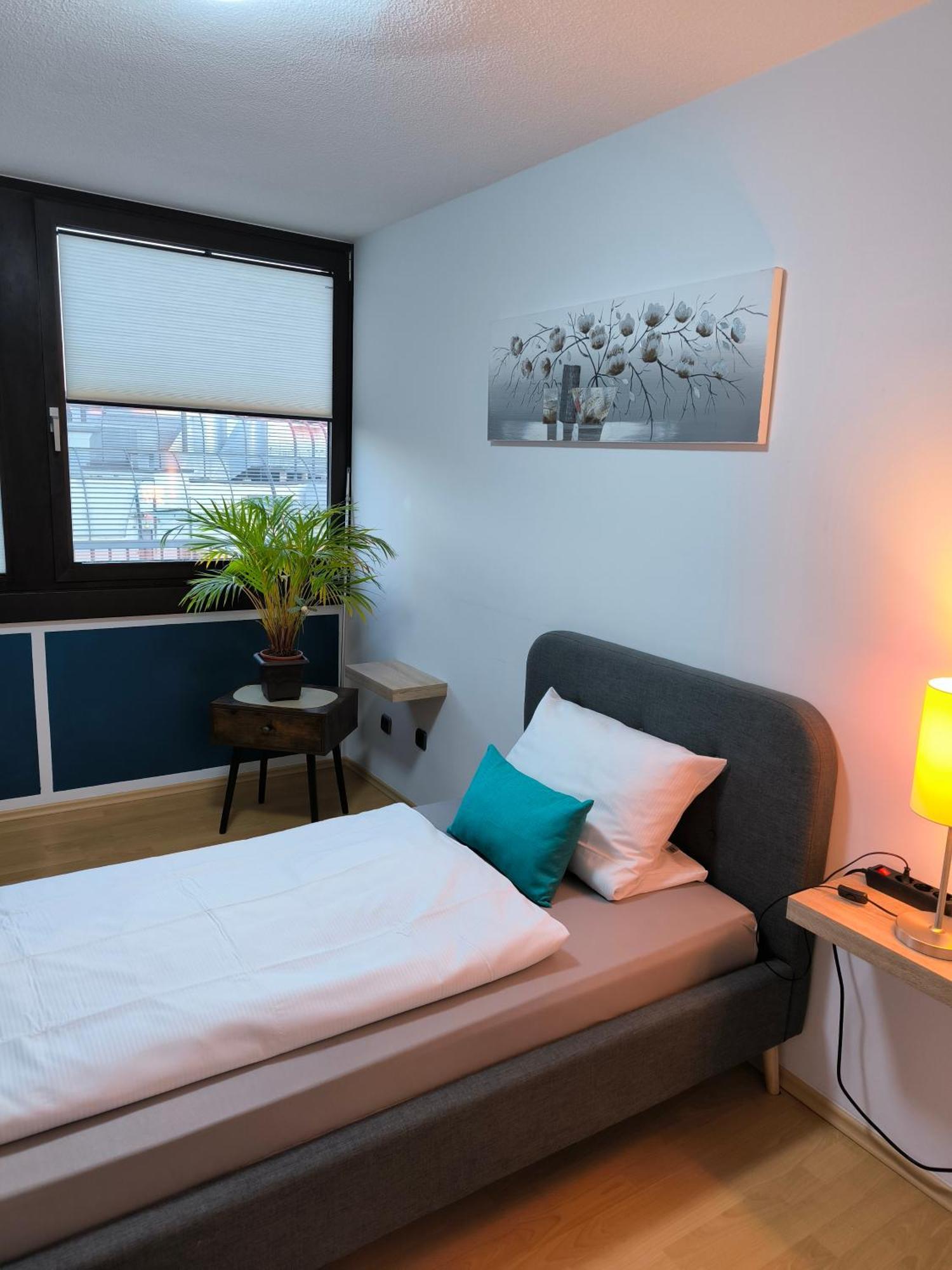 Im Herzen Von Wiesdorf- Blick Auf Das Bayer-Kreuz -Appartement Mit 2 Schlafzimmern-Fuer 3 Personen -Zentral Gelegen - Friedrich Ebert Platz 5A , 4Te Etage - Dachterrasse Und Sauna - Kaution Pflicht - ليفركوزن المظهر الخارجي الصورة
